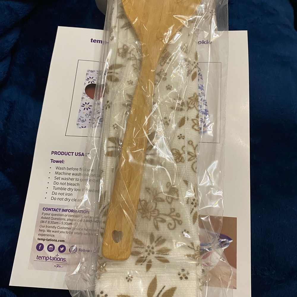 Floral Brown and white towel, Spoon and Cookie Cutter Hift Set - Picture 5 of 6